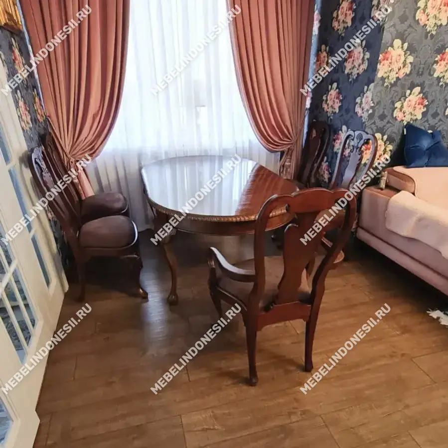Стул с подлокотниками в стиле Королевы Анны  